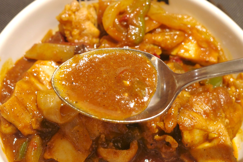 ソースはチリソースが味の要となっているものの、鶏肉の旨味やミニトマトの酸味、カレー粉も合わさって、ご飯が恋しくなります！