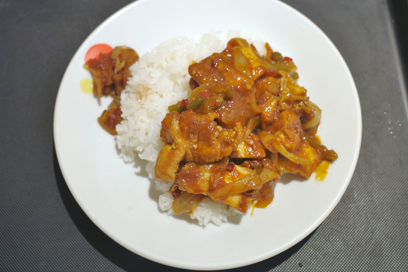 ソースよりも具が多いのでご飯にかけやすいことに思わずニッコリ！