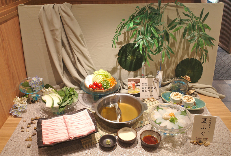 試食会場では「さっぱりしゃぶしゃぶ 夏ふぐ」、「夏野菜と厳選五種の旨みだし 山形恵み豚しゃぶ」をオシャレにディスプレイ