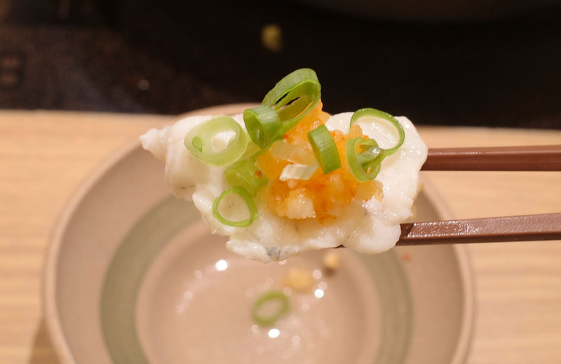 ふぐの身と淡いろ潮だしにヒリヒリする辛さのもみじおろしと、涼し気な万能ねぎを乗せることで、夏ならではの不快なジメジメ感が即吹き飛びます！