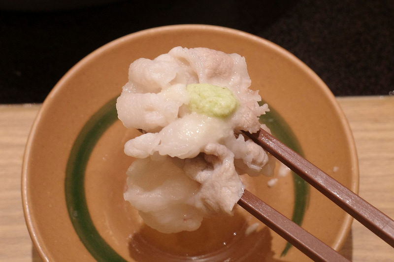 山形恵み豚をほおばる際には厳選5種の旨味だし、極みとろろ、わさびの組み合わせが最高！