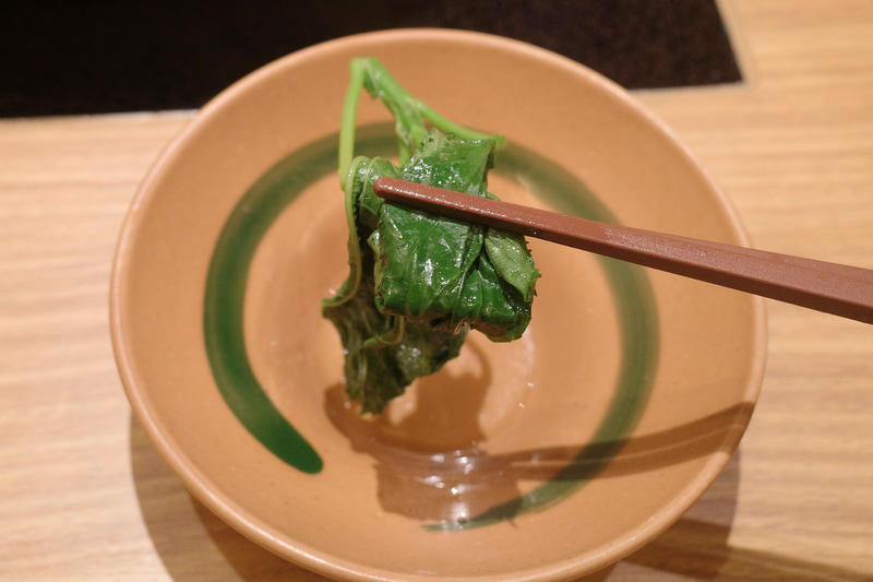 モロヘイヤには特に固有の味がないので、濃い味わいの厳選5種の旨味だしをまとわせるのがオススメ