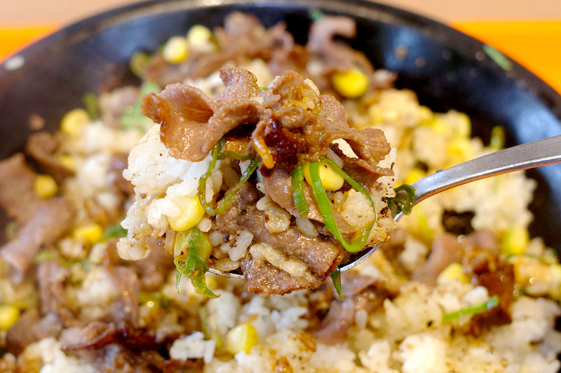 具を個別に食べた際には塩辛いと感じたものの、ご飯に具と塩ダレを絡めることで塩気が和らぐとともに、牛タンの重厚な旨味が加算されて旨し！