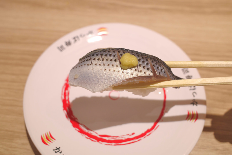 「東京湾最大の低未利用魚 江戸前コノシロ酢〆生姜のせ」のコノシロの切り身は、当然ながら見た目も味も、寿司ネタでよく見かけるコハダにそっくりです