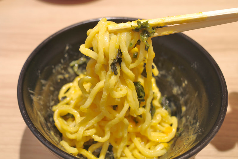 「サステナ！ウニソースのクリーミーまぜそば」は、ゴワゴワとした歯ざわりの麺にうにの味と塩気のバランスナイスなソース、トッピングの海苔、あおさが絡みあって絶品！