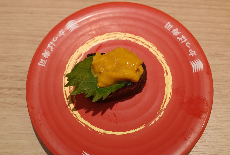 「うに軍艦」のうには大きさ、量ともに貧弱感なし！