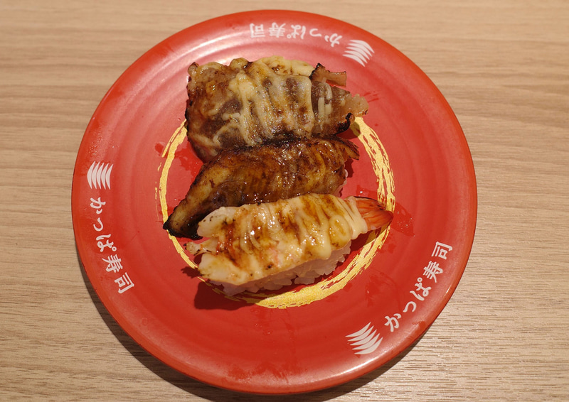 「夏スタミナ炙り！3種食べ比べ」は、牛カルビマヨ炙り、うなぎマヨ炙り、えびマヨ炙りのセットメニュー