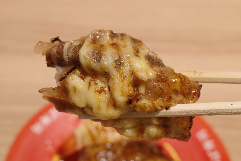 牛カルビマヨ炙りは牛カルビの素材力とマヨネーズの味がタッグを組んで味もグー！