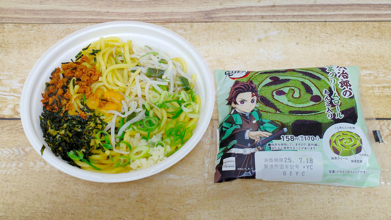 写真左が「麺屋こころ監修 台湾風まぜそば」、右が「炭治郎の抹茶クリームロール(あんこ入り)」