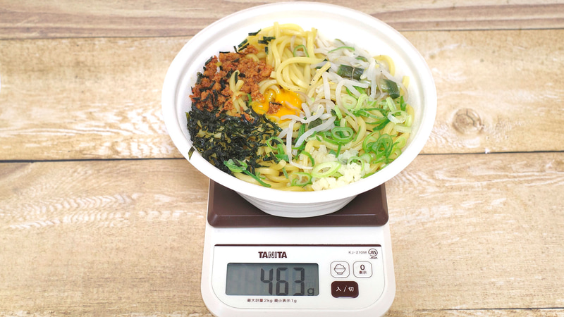 容器込みの「麺屋こころ監修 台湾風まぜそば」の総重量は463g