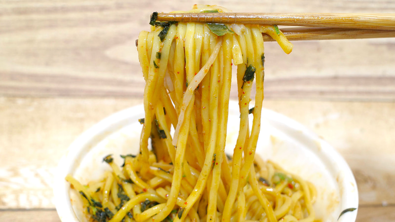 濃いめな味付けの専用ダレ、台湾肉そぼろ、卵黄、各種野菜が弾力に富んだ麺にまんべんなく絡んで激ウマ！