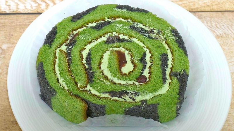 「炭治郎の抹茶クリームロール(あんこ入り)」は、パッケージも中身も竈門炭治郎を思い起こすスタイル！