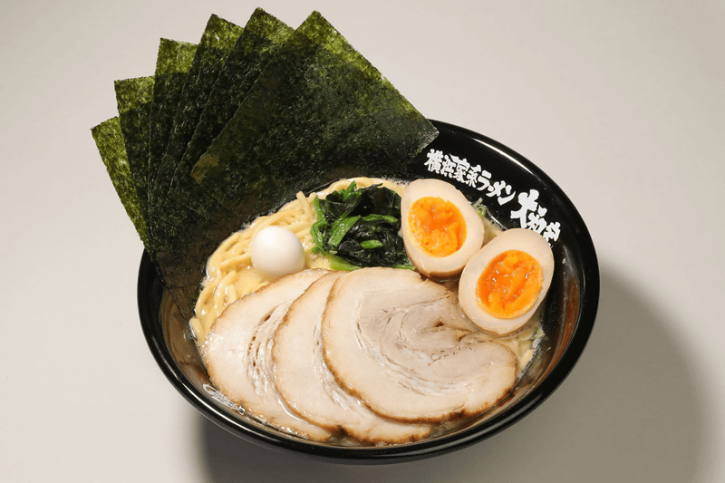 名物「631ラーメン」は海苔が6枚。海苔を濃厚スープに浸してライスを巻いて食べるべし