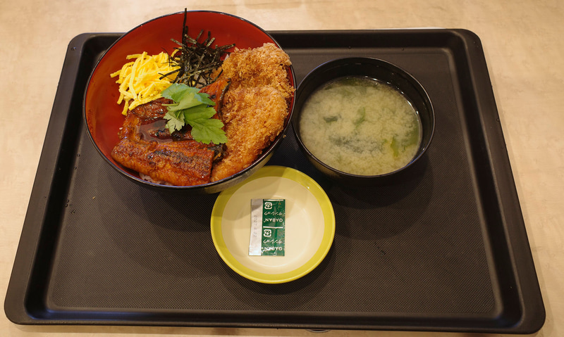 「うなかつ丼」には山椒とみそ汁がついてきます。なお、持ち帰りの場合は、みそ汁は別売りです