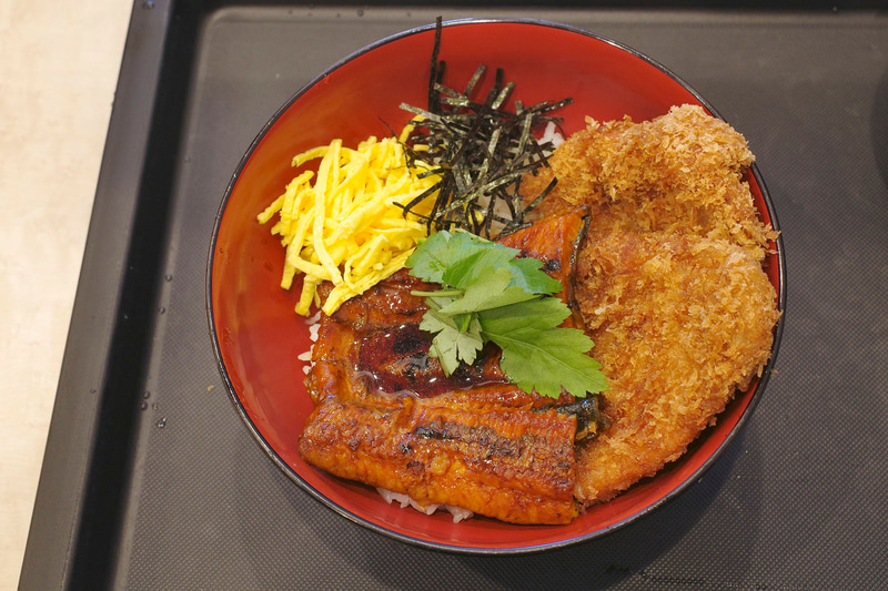 「うなかつ丼」はご飯の姿を覆い隠さんばかりにロースかつ、うなぎの蒲焼き、三つ葉、海苔、錦糸玉子がのっています！