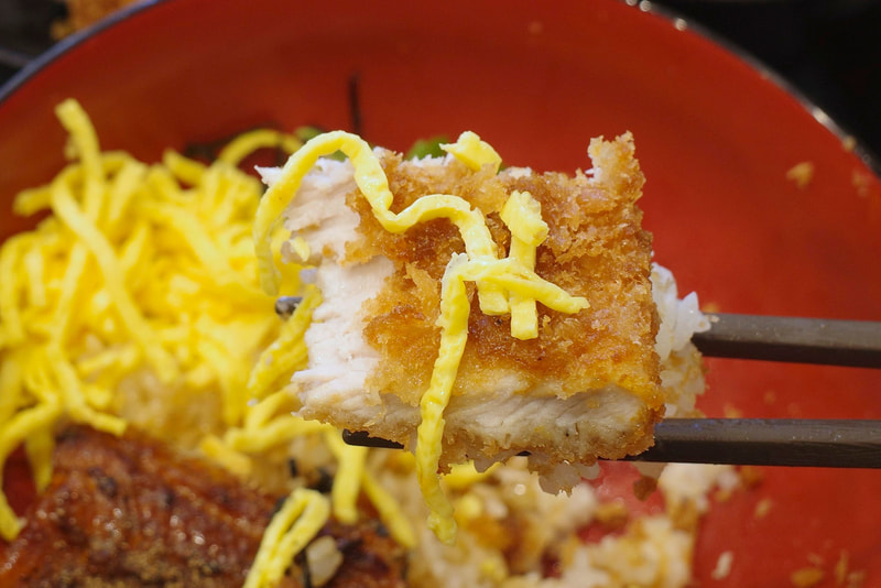 ロースかつ丼はロースかつの力強い旨味を活かしつつも、海苔と錦糸玉子でデコレーションしたご飯のおかげで彩りの良さもグー！
