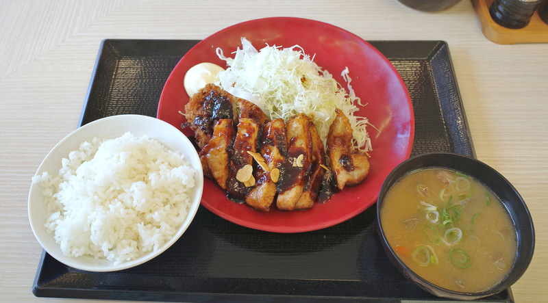 「トンテキとチキンカツの合い盛り定食」の内容はトンテキ、チキンカツに千切りキャベツ、マヨネーズ、ご飯、とん汁！
