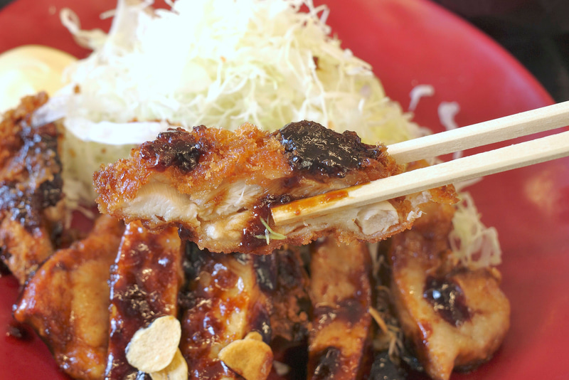 チキンカツは鉄板の美味しさ！