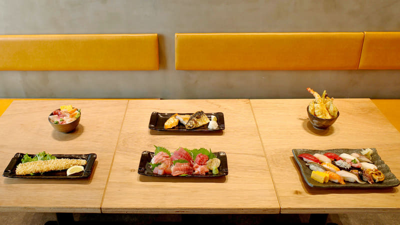 試食会場では「彩り海鮮10種類丼(ランチメニュー)」税込1,680円、「トリプル焼魚(ディナーメニュー)」税込1,280円、「上天丼(ランチメニュー)」税込1,680円、「煮穴子一本フライ(ディナーメニュー)」税込980円、「THEまぐろ(ディナーメニュー)」税込2,980円、「大漁15貫(ランチメニュー)」税込1,980円を展示
