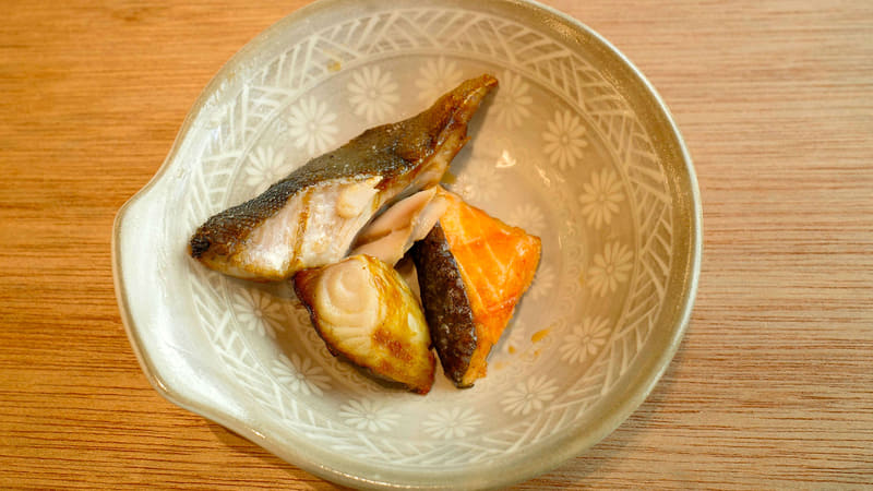 試食用の「トリプル焼魚」は左手から縞ホッケ、サバ文化干し、鮭