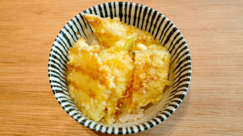 試食用の「上天丼」には上から時計回りに煮穴子天、かぼちゃ天、カット済の特大エビ天、のどぐろ天、アスパラ天が詰まっていました