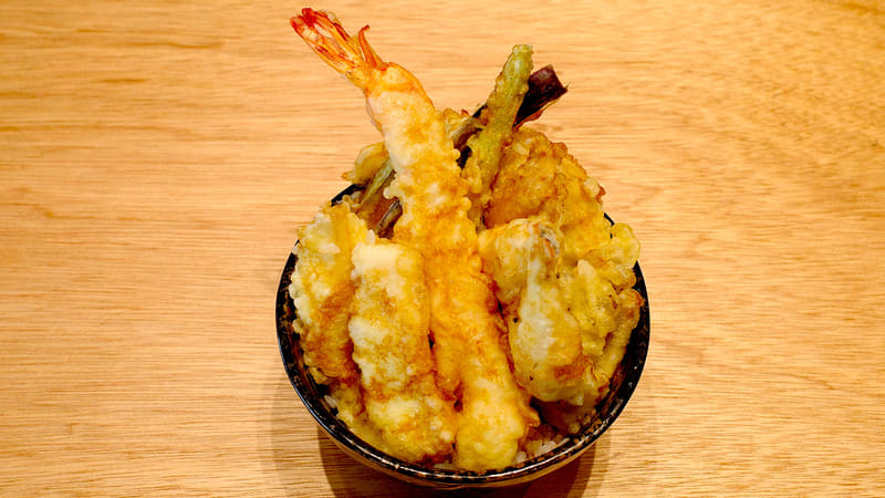 実際に提供される「上天丼(特大エビ天、煮穴子天、のどぐろ天、玉ねぎ天、しめじ天、れんこん天、かぼちゃ天、アスパラ天)」