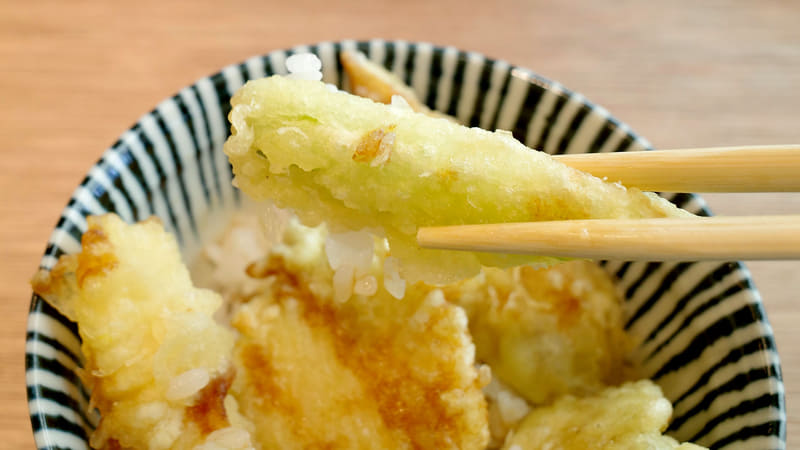フレッシュ感強めなアスパラ天は食事の後半につまみたい味！