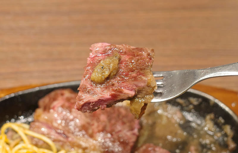 「チャックテールフラップステーキ200g」は、適度な弾力と強靭なお肉の旨味に、にんにくの味が主体で塩気と酸味のバランスが良い「宮のたれ強」のコンビネーションでメチャウマ！