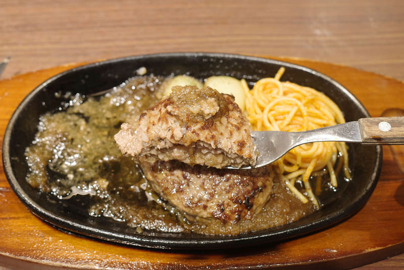 宮ハンバーグは大きさ、味ともども不満ゼロな上に、玉ねぎの味が活きた「宮のたれ」の味が加算されて食が進みます！