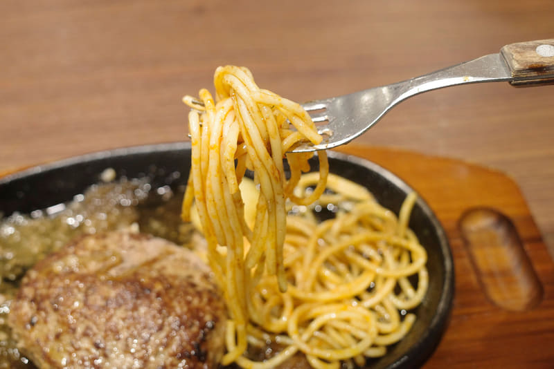 ガロスパはトマトソースの酸味のおかげで味に飽きない！