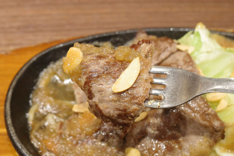 ロース肉のカットステーキはお肉と脂の旨味が強めかつ、ガーリックチップ、「宮のたれ強」のおかげで味濃いめ！