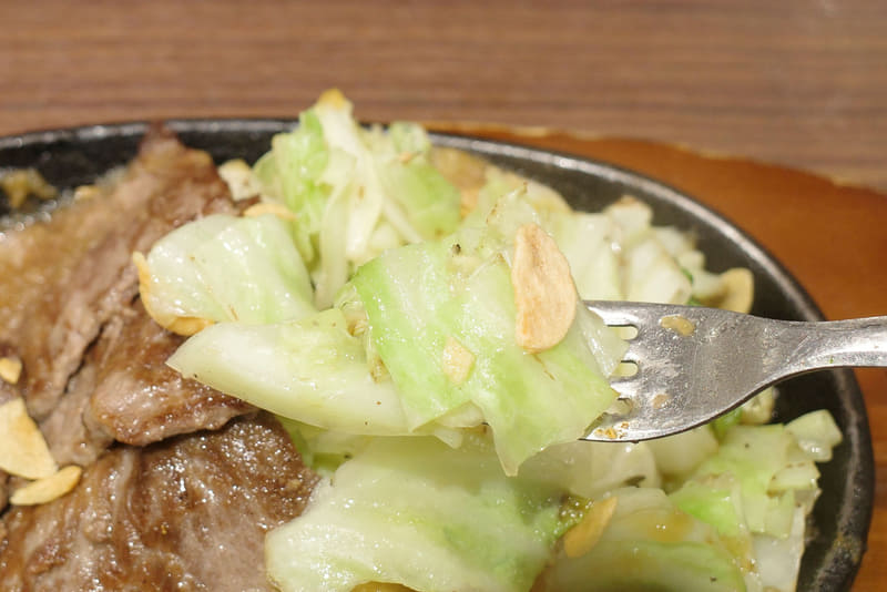 キャベツは素材の持つ甘味とともにバターのオイリー感、「宮のたれ強」の味が効いて想像以上に味がディープ！