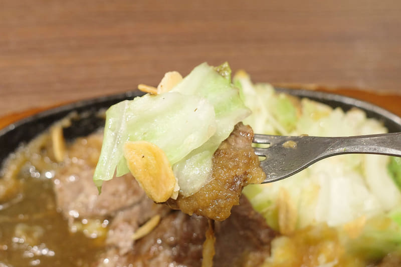 「宮ロースじゅうじゅう焼き」はロース肉のカットステーキとキャベツをひとまとめにして喰らうのが正解！
