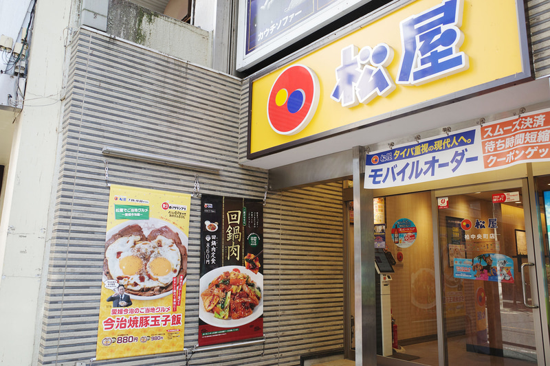 店舗入口脇では「今治焼豚玉子飯」と、2025年7月15日発売の「回鍋肉定食」をどデカいポスターでアピール！