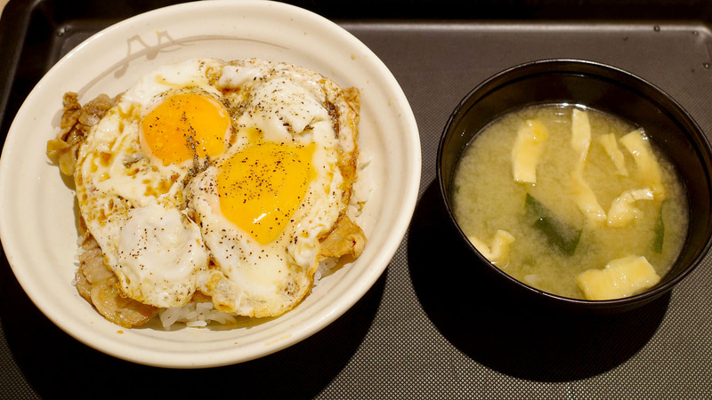 「今治焼豚玉子飯」にも店内飲食ではみそ汁がついています