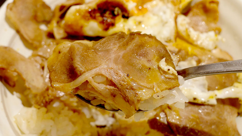 焼豚飯はご飯にタレ、焼豚の味が連続で押し寄せて激ウマ！