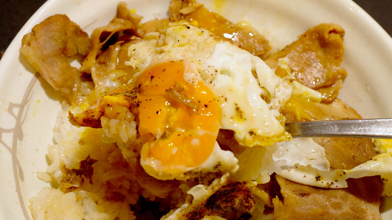 「今治焼豚玉子飯」は、ご飯に焼豚の旨味、白身の爽快感、黄身の円やかな旨味、胡椒とタレの味が重なりあってウマウマ！
