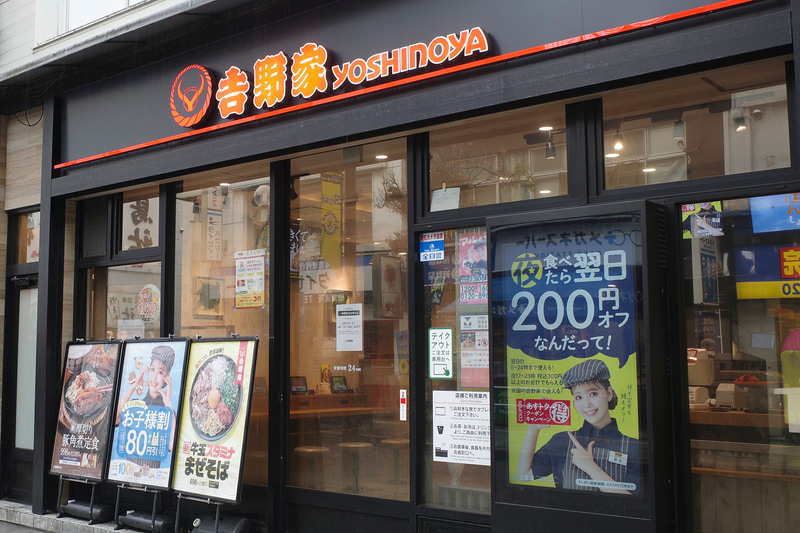店舗前では「厚切り豚角煮定食」と、7月4日発売の「牛玉スタミナまぜそば」も大きなポスターでアピール！