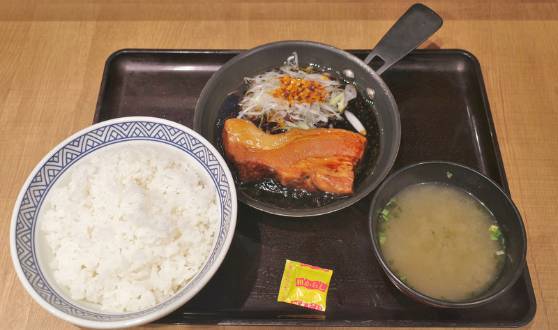 「厚切り豚角煮定食」の内容は厚切り豚角煮とねぎラー油に和からし、ご飯、みそ汁