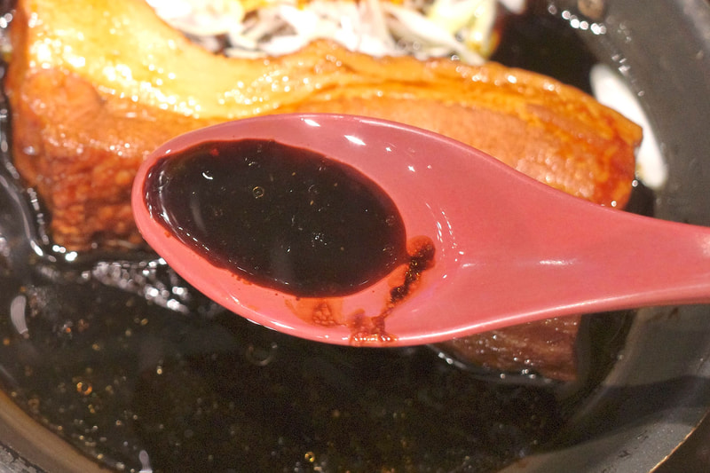 黒く輝くタレは醤油の塩気、重厚な甘味、豚の脂のオイリー感でめちゃんこ美味！