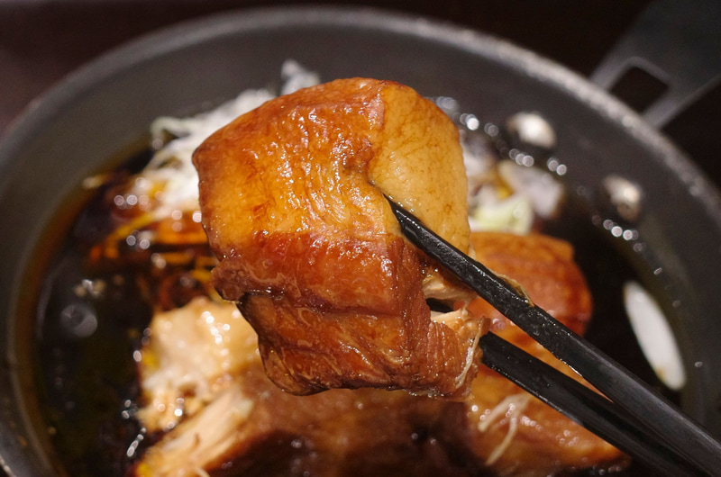 厚切り豚角煮は柔らかく、豚バラ肉ならではの強靭な旨味、タレの染み込み具合も含めてパーフェクト！