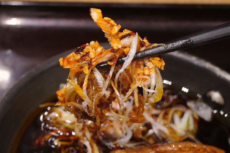 ねぎラー油はタレの味以上にねぎのみずみずしさ、ラー油の絶妙な辛味、食欲を誘うガーリックチップのアロマがグッドで旨し！