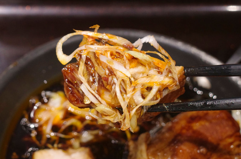 厚切り豚角煮にねぎラー油をまとわせれば、よりご飯が恋しくなる味に変身！