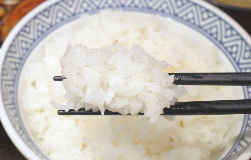 厚切り豚角煮と薬味を受け止めるご飯は固めの炊き加減！