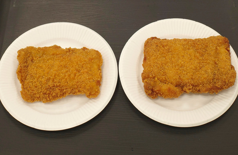 写真左が「ファミチキ(骨なし)　ノーマル」、右が「増量　ファミチキ(骨なし)」