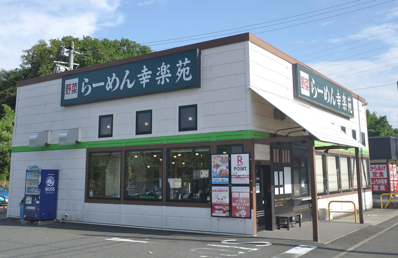 お店入口付近のポスターコーナーには「エビ味噌つけめん」のポスターはありませんでした