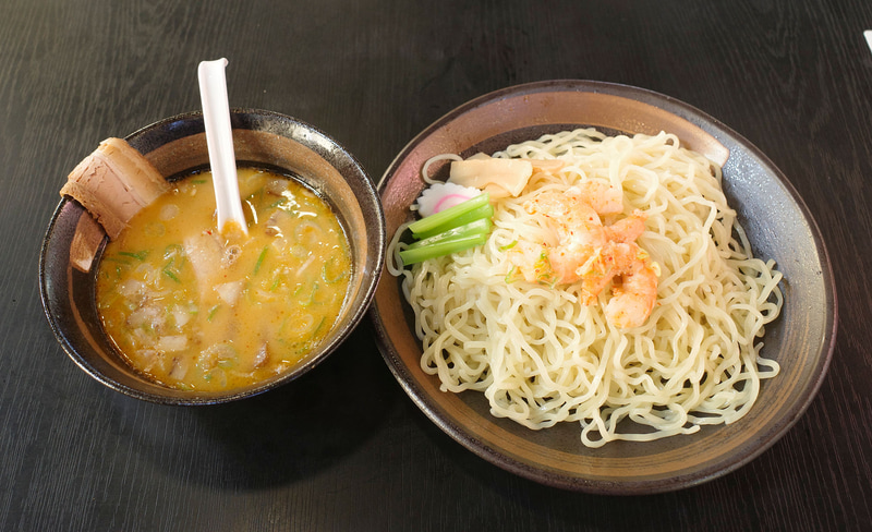 「エビ味噌つけめん(麺は冷盛り)」は注文してから7分ほどで登場！