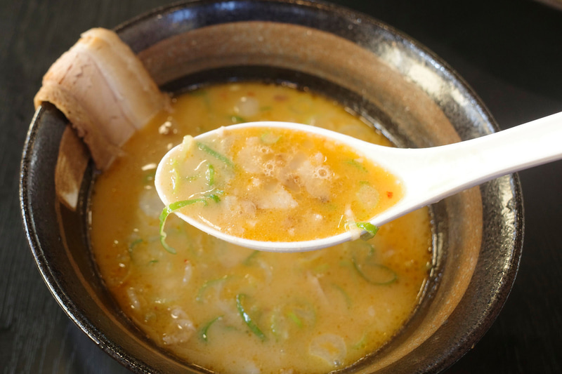 つけダレは味噌豚骨スープの重厚な塩気と旨味にビスクソースを思わせるエビの風味、甘々なチャーシュー、涼し気なねぎがあわさって素直に旨し！