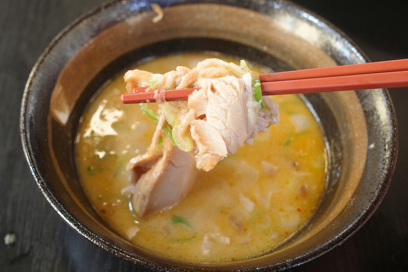 薄切りにした長いチャーシューは大きさに見合う旨味の力強さに感動！
