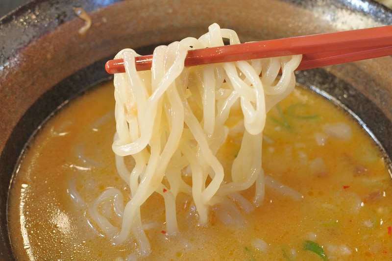 麺は冷盛りをチョイスしたことでハリが強く、味噌豚骨とエビの味が活きたつけダレとの相性抜群！
